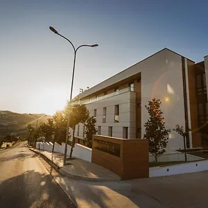 Otel Privilege &, Tiran